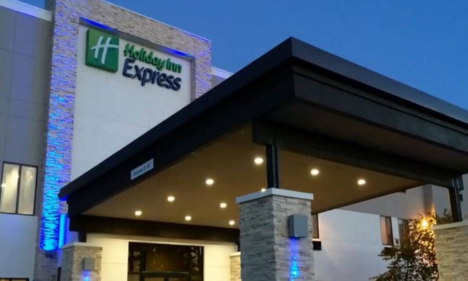 White Hall Hotel | Holiday Inn Express and Suites White Hall by IHG
