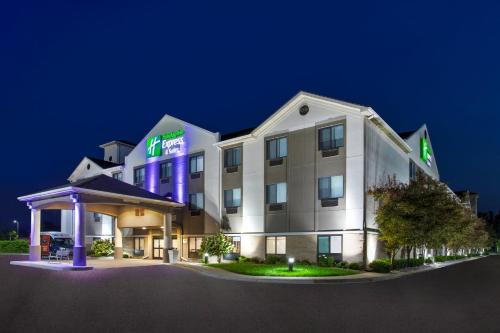 Belleville Hotel | Holiday Inn Express Hotel & Suites - Belleville Area by IHG