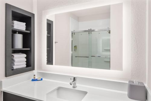 Greenville - Spartanburg Hotel | Holiday Inn Express Hotel & Suites Greenville-I-85 & Woodruff Road by IHG