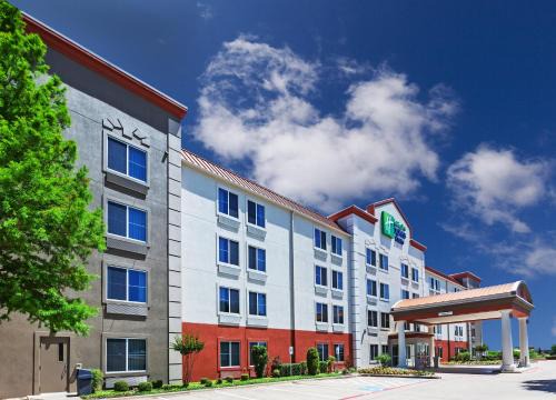 Lewisville Hotel | Holiday Inn Express Hotel & Suites Dallas Lewisville by IHG