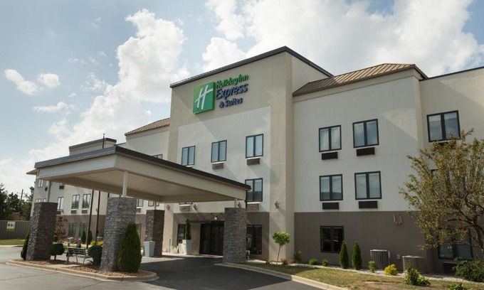Madison Hotel | Holiday Inn Express Hotel & Suites Madison by IHG