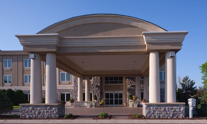 Saginaw Hotel | Holiday Inn Express Hotel & Suites Saginaw by IHG