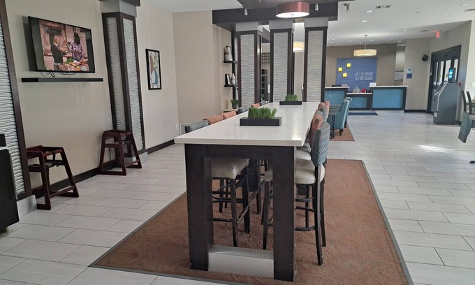 Kenedy Hotel | Holiday Inn Express Kenedy by IHG