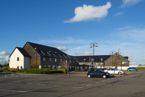 Epsom Hotel | Holiday Inn Express London - Epsom Downs by IHG
