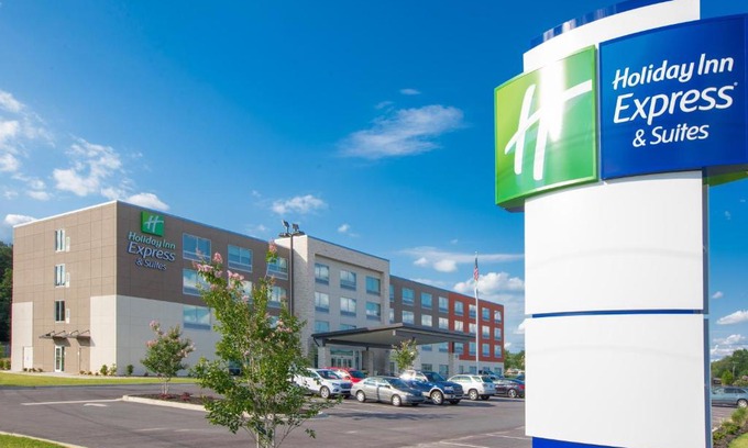 Greenwood Hotel | Holiday Inn Express & Suites Greenwood Mall by IHG