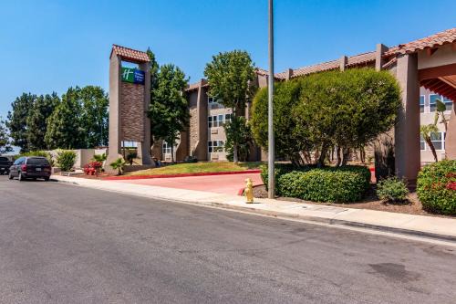 Camarillo Hotel | Holiday Inn Express & Suites Camarillo by IHG