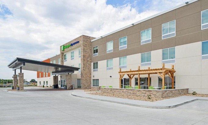 Chadron Hotel | Holiday Inn Express & Suites - Chadron by IHG