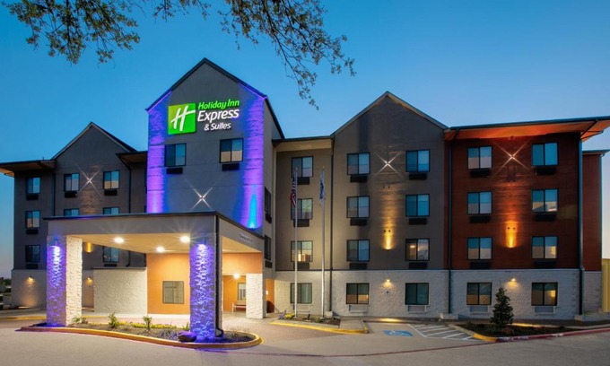 Park Central Hotel | Holiday Inn Express & Suites DALLAS PARK CENTRAL NORTHEAST by IHG