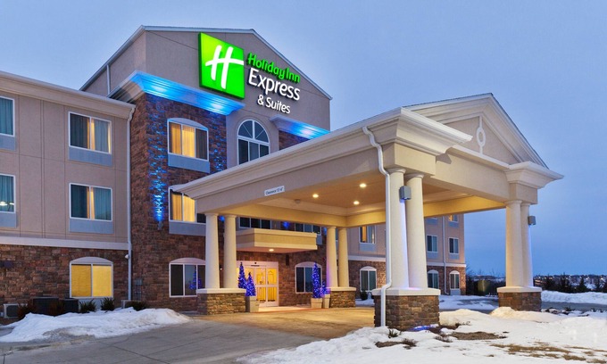 Chalco Hotel | Holiday Inn Express & Suites Omaha I-80 by IHG