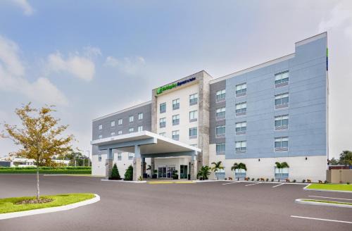 Tampa Hotel | Holiday Inn Express & Suites Tampa Stadium - Airport Area by IHG