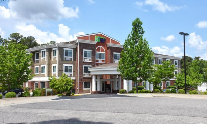 Southern Pines Hotel | Holiday Inn Express & Suites Southern Pines-Pinehurst Area by IHG