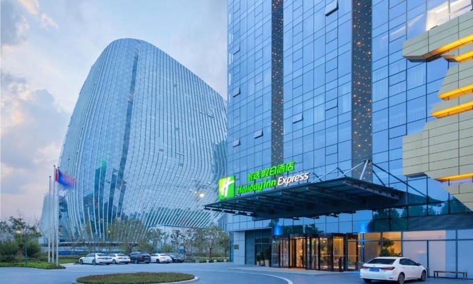 Jinshui District Hotel | Holiday Inn Express Zhengzhou Longzi Lake by IHG
