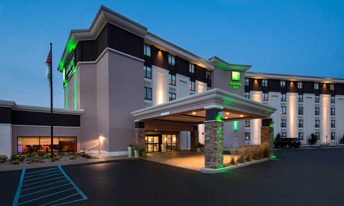 Glendale Hotel | Holiday Inn Milwaukee Riverfront by IHG