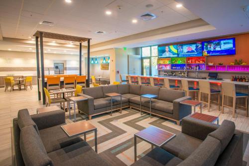 Ferry Pass Hotel | Holiday Inn Pensacola - University Area by IHG