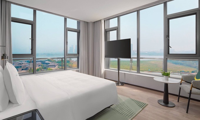 Caidian District Hotel | Holiday Inn Wuhan Houguan Lake by IHG