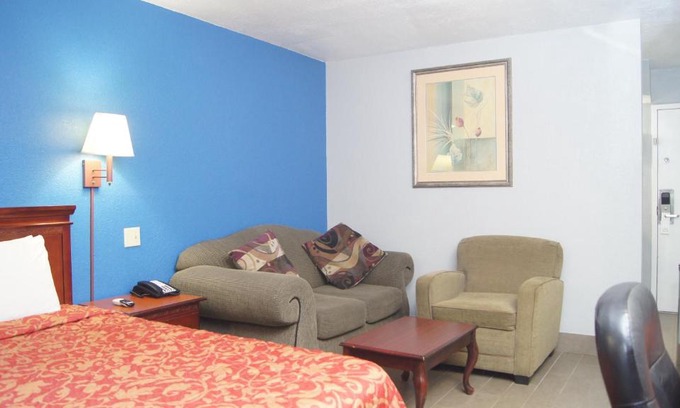 McAlester Hotel | Holiday Lodge & Suites