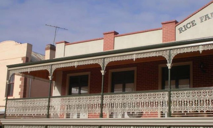 Castlemaine Apartment | Holiday On Mostyn in the Centre of Town