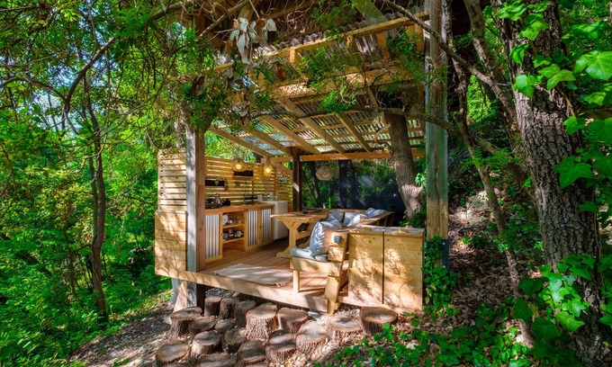 Saint-Paul-de-Vence Apartment | Holiday Treehouse "Shere Khan" with Shared Pool, 2 Private Terraces & Wi-Fi