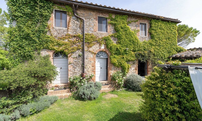 Simignano Villa | Holiday Villa in Tuscany – Exclusive Rental with Garden & Jacuzzi
