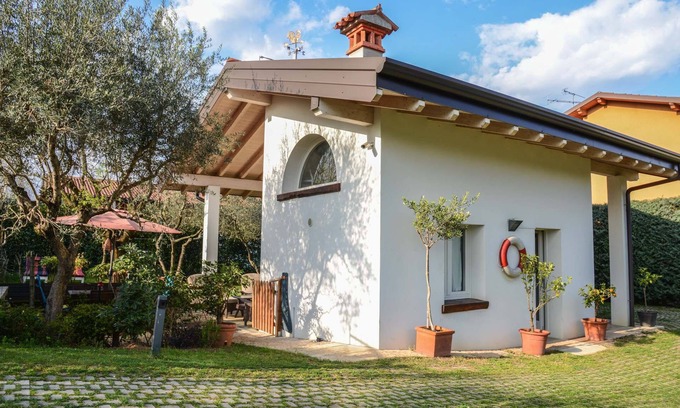 Monte Villa | Holiday Villa Garda Lake Caprapanca, in the countryside, close to the lake. Pets friendly!