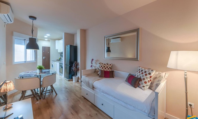 San Felipe Neri Apartment | Holidays2Malaga Parra - 1 bedroom high wifi