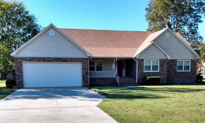 Lake Waccamaw House | Hollingsworth's Premium Getaway!