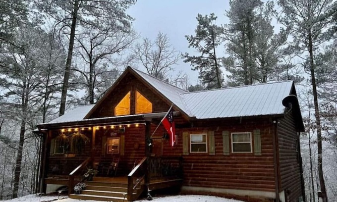 Ellijay Cabin | Hollow Tree Hideaway, Coosawattee River Resort