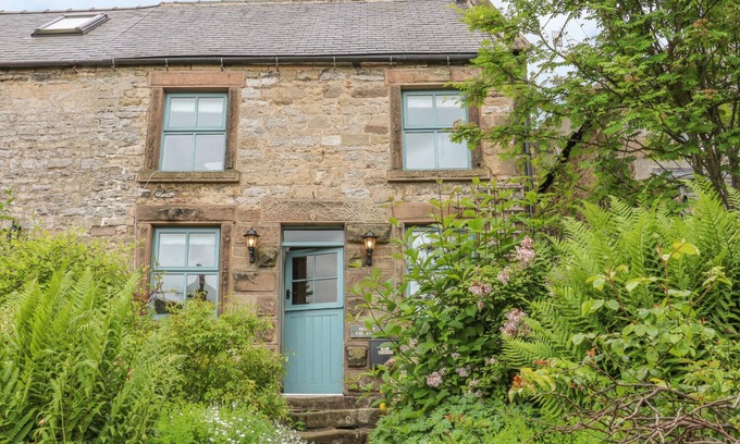 Winster Cottage | HOLLY COTTAGE, pet friendly, character holiday cottage in Winster