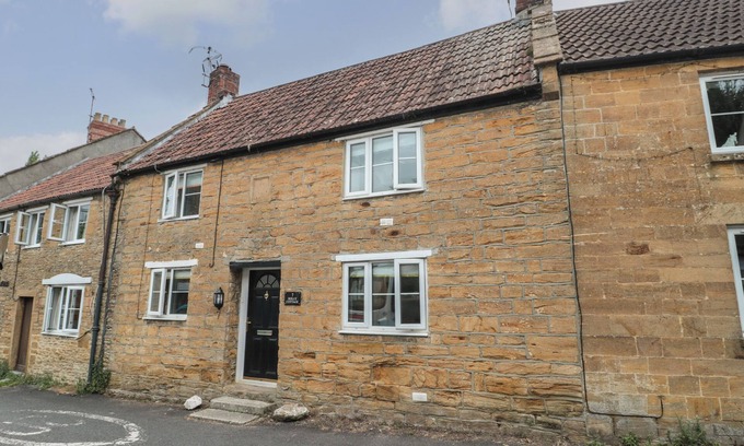 Brympton House | HOLLY COTTAGE, pet friendly, character holiday cottage in West Coker