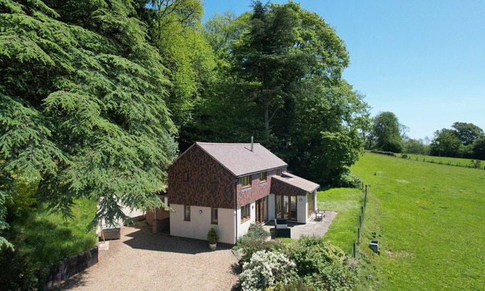 Chilworth Cottage | Holly Cottage - Tranquil luxury country cottage in the Surrey Hills