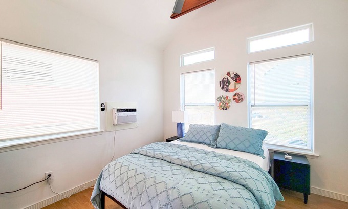 Washington Ave./ Memorial Park Apartment | Holly Studio @ Downtown Arts District