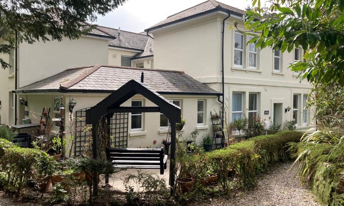 Ivybridge Apartment | Hollyhocks Holiday Home- 2 bedroomed ground floor apartment sleeps 5