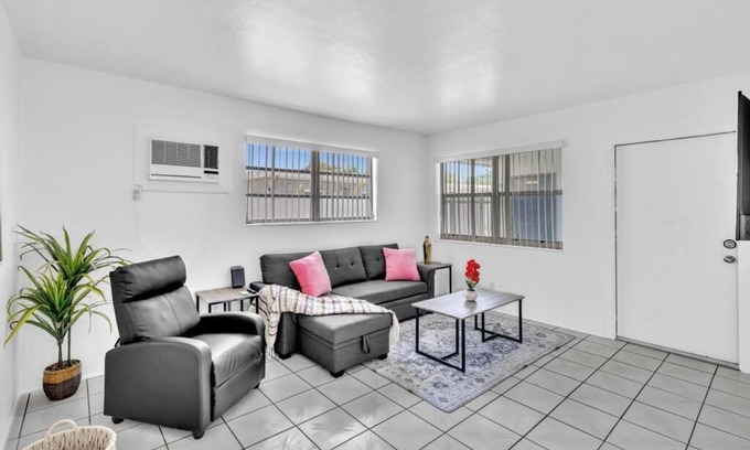 Royal Poinciana House | Hollywood Beach 1BR in Gated Property ~ King Bed!