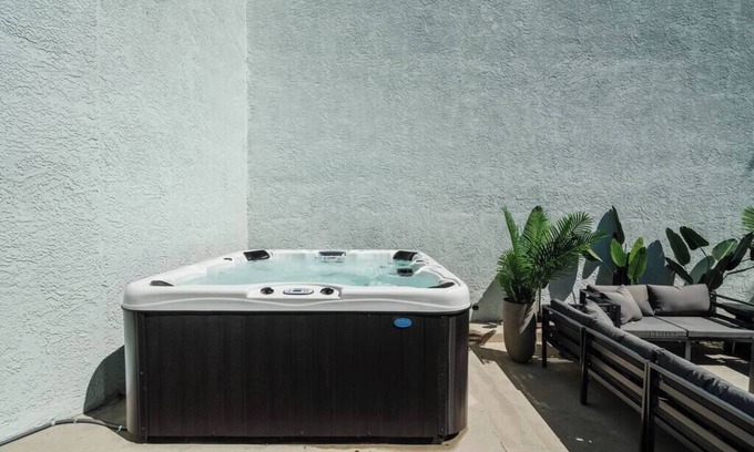 Hollywood Hills West House | Hollywood Hideaway - Jacuzzi, Parking, AC, Laundry