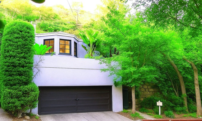 Hollywood Hills West House | Hollywood Hills Oasis+Views+Outdoor Living Room+Zen Garden+Free Garage+Sleeps 10