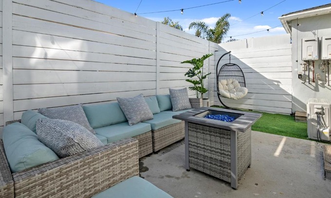 Mid City Apartment | Hollywood House With Large Yard