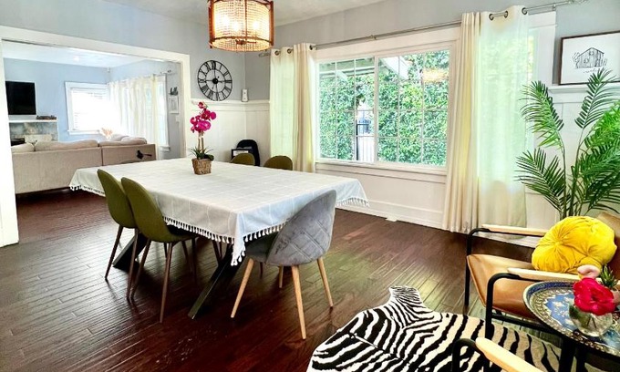 Hollywood House | Hollywood house with parking - walk to attractions
