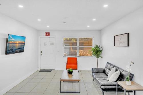 Royal Poinciana House | Hollywood Vacation In Perfect Beach Location Ha01