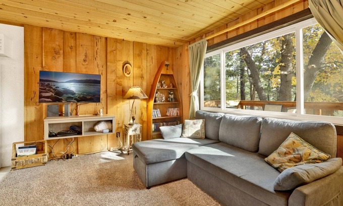Sugarloaf Cabin | Holmes Away from Home - Cozy Big Bear Retreat