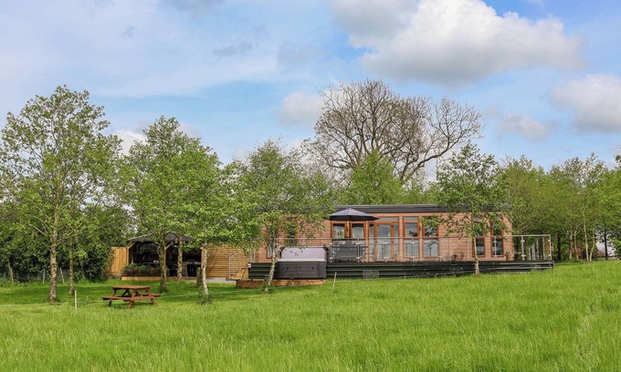 Market Drayton Cottage | HOLMSIDE, with hot tub in Market Drayton