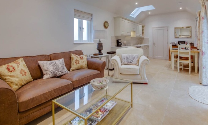 Ipswich House | Holmwood Lodge - Two Bedroom House, Sleeps 3