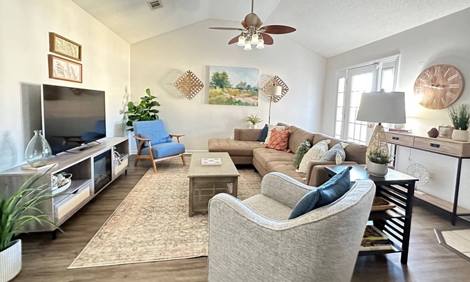 Valdosta House | Holy Cow! Sleeps 10-Central Location-4 Bedrooms-2-Smart TVs-Grill & Pet Friendly