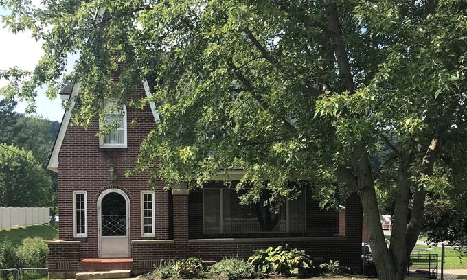 Blue Jay House | Home Away from Home 15 minutes Winterplace Near New River Gorge trails