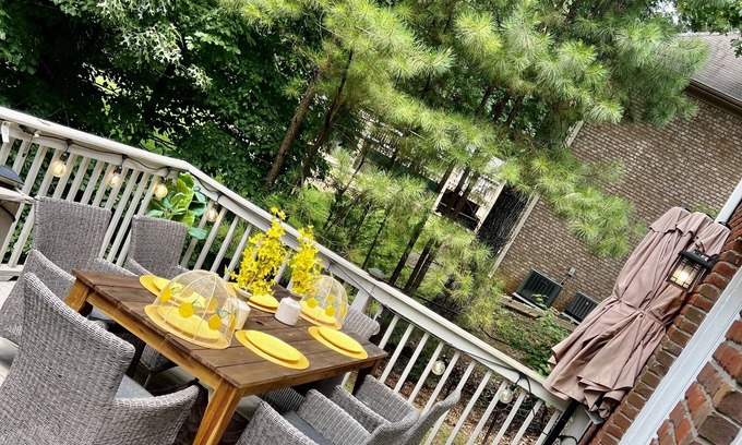 McCalla House | Home away from home! 2 mins to Million dollar Lake. Short distance 2 game time!