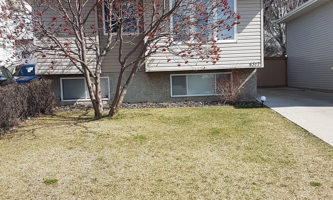 Beaumont House | Home Away From Home - Close to YEG Airport