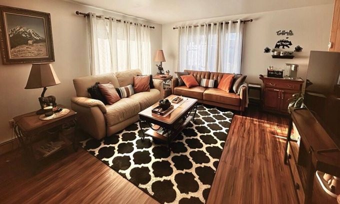 Russian Jack Park House | Home Away from home, fully/equipped, nearJBER, private parking <4 miles Downtown