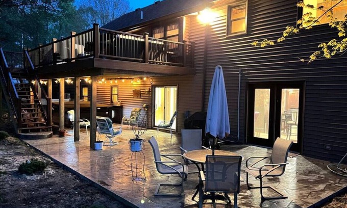 Grandville House | Home in the Woods - hot tub, fishing, pets