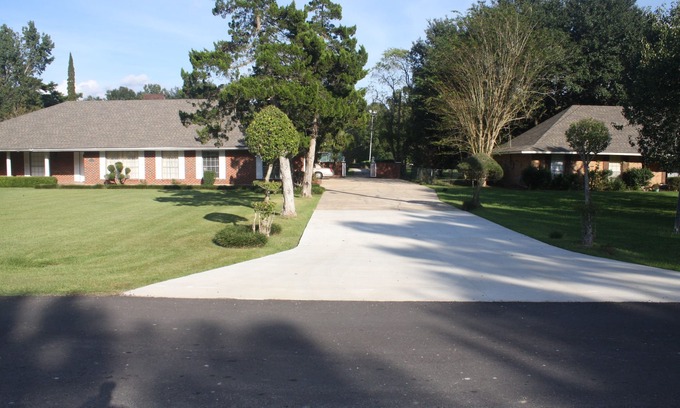 Zachary House | Home/MINI RESORT- pool, tennis court, pickleball, golf course, lg. Clubhouse
