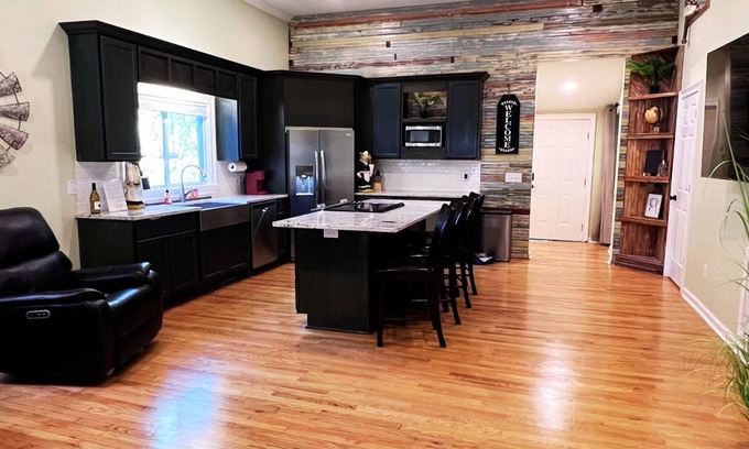 Columbia House | Home Near USC, Perfect for Families & Graduations - Deja Blues