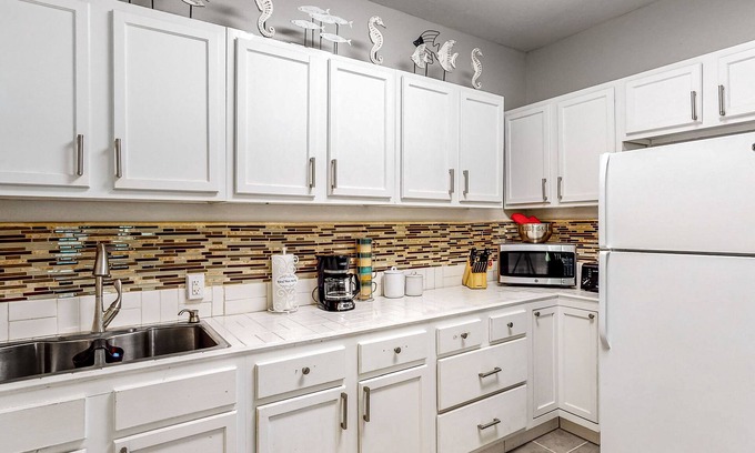 Texas City House | Home short drive to Texas City Dike, Galveston Island, Kemah Boardwalk & NASA